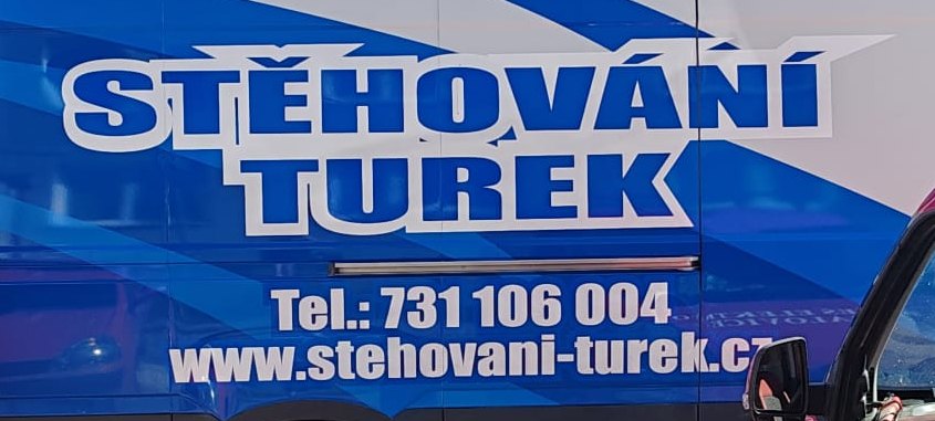 Detail modrého polepu dodávky s nápisem Stěhování Turek a telefonním číslem